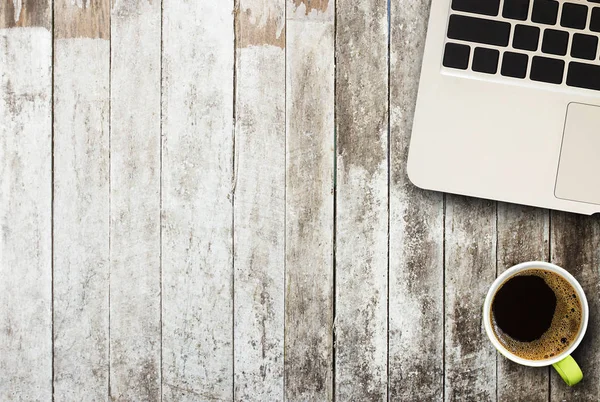 Caneca de café com vista superior na mesa de escritório com computador portátil — Fotografia de Stock