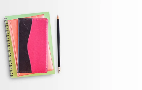 Notebook és ceruza fehér háttér — Stock Fotó