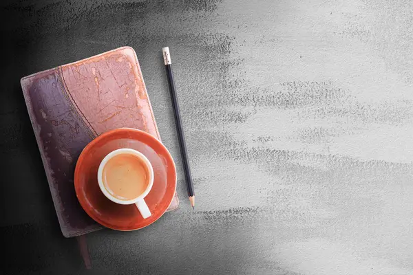 Mesa de escritorio de oficina con cuaderno, lápiz y taza de café . — Foto de Stock