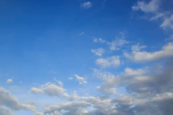 白い雲と青い空の背景. — ストック写真