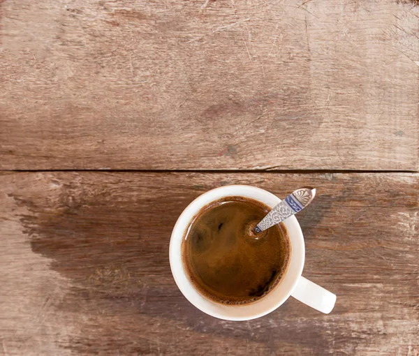 Tasse Kaffee auf einem Holztisch Hintergrund. — Stockfoto