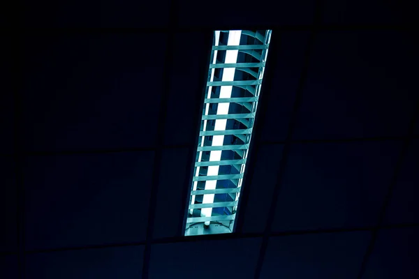 Lumière blanche du tube lumineux fluorescent sur le mur — Photo