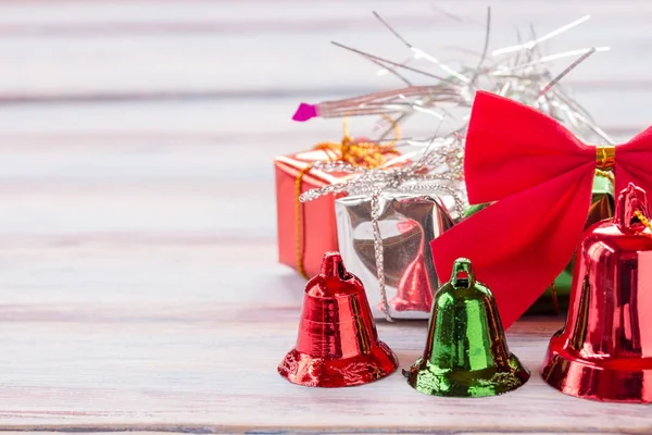 Campana de Navidad y decoración de año nuevo en tabla de madera grunge viejo — Foto de Stock