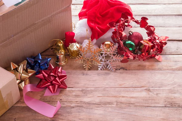 Cinta de Navidad y decoración de año nuevo con caja de papel en g viejo — Foto de Stock