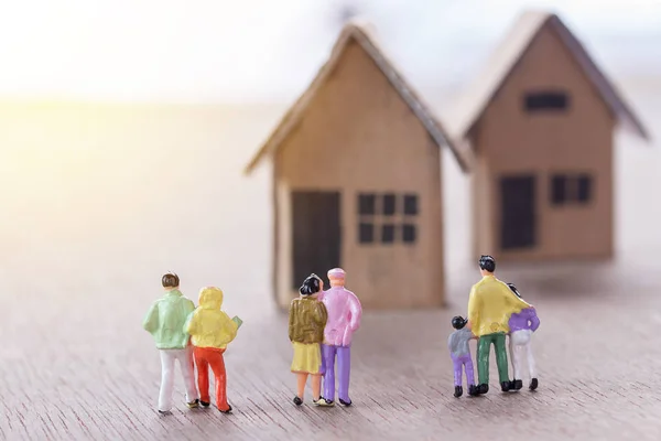 Personas en miniatura que buscan casa — Foto de Stock