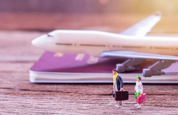 Miniaturmenschen auf dem Boden stehend — Stockfoto