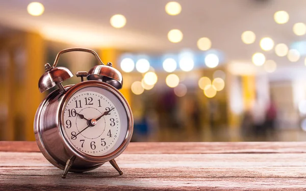 Reloj despertador retro en una mesa de madera con fondo borroso bokeh —  Fotos de Stock