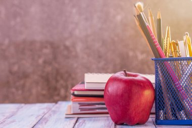 Dizüstü bilgisayar, alarm, kalem ve Kırmızı elma ile sabah okula dönüş