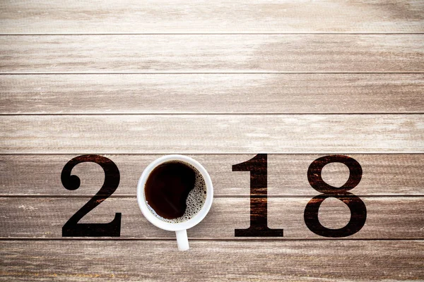 2018 texto y taza de café en la vieja mesa de madera en estilo vintage —  Fotos de Stock