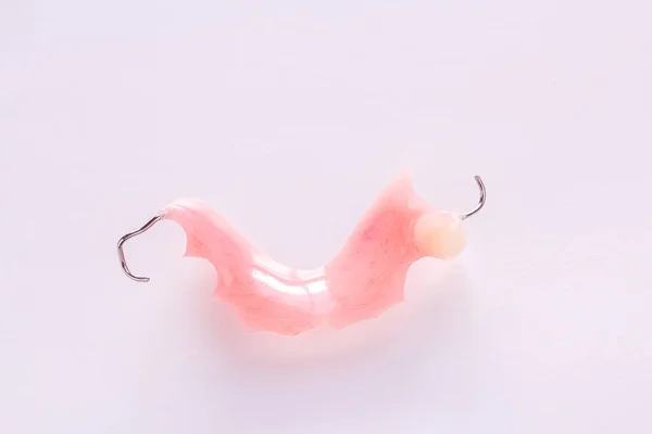Dentadura acrílica com fecho de metal para restaurar a dentição — Fotografia de Stock