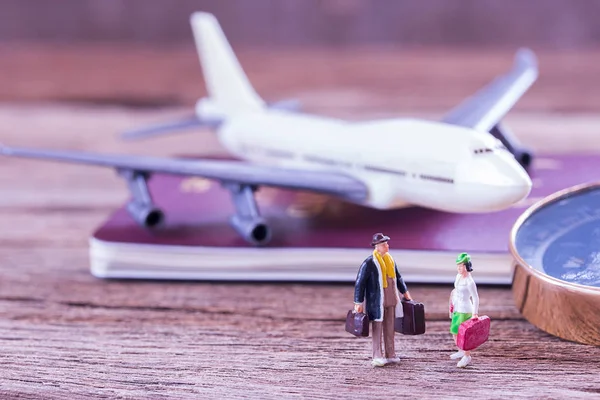 Personas en miniatura viajero de pie en el suelo y el avión —  Fotos de Stock