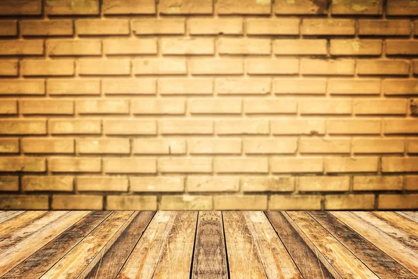 Perspectiva de madera vieja en la pared de ladrillo marrón viejo para vintage retro b —  Fotos de Stock