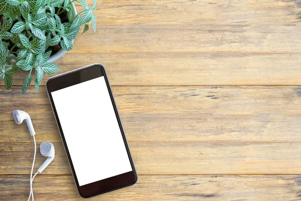 Smartphone tela branca, telefone ouvido branco e na mesa de madeira bac — Fotografia de Stock