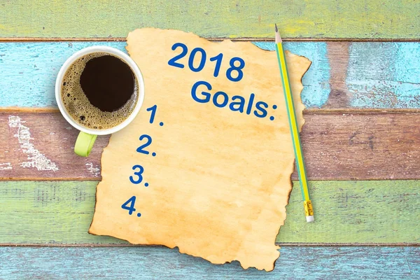 Ovanifrån 2018 års mål lista på gamla papper och kaffekopp, penna — Stockfoto