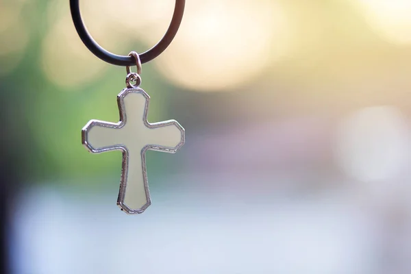 Cruz cristiana con fondo claro bokeh borrosa con la mañana — Foto de Stock