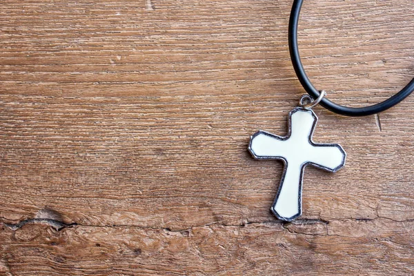 Cruz cristiana sobre mesa de madera con luz de ventana — Foto de Stock