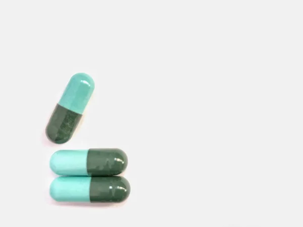 Primer plano píldoras medicación aislada sobre fondo blanco —  Fotos de Stock