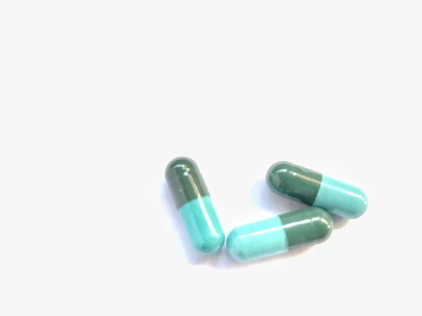 Close up pillole farmaco isolato su sfondo bianco — Foto Stock