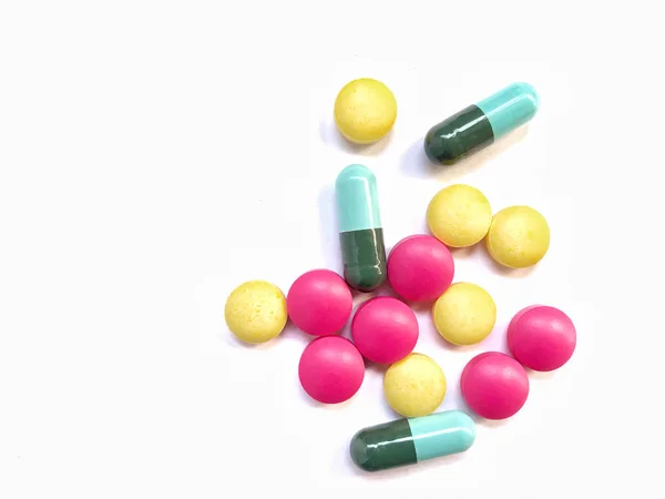Primer plano píldoras medicación aislada sobre fondo blanco — Foto de Stock
