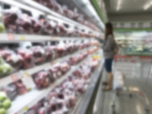 Фрукти та овочі на полицях на фоні розмивання супермаркетів — стокове фото