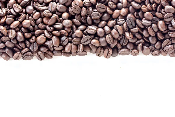 Widok z góry z palonych ziaren kawy na białym tle na liczby biały stół — Zdjęcie stockowe