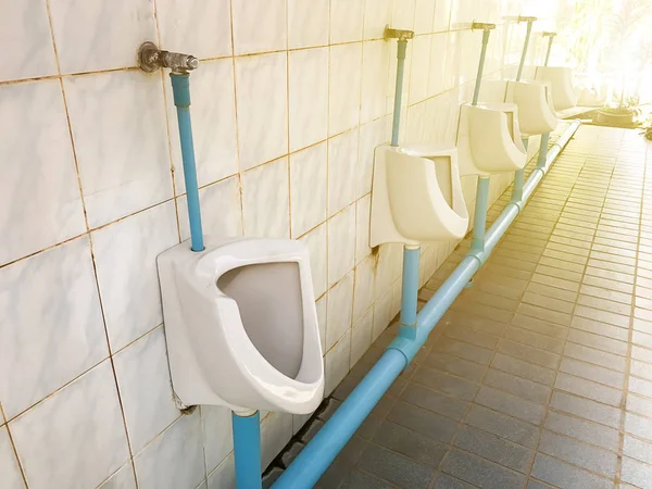 WC-pot in een moderne badkamer, flush toilet schone badkamer — Stockfoto