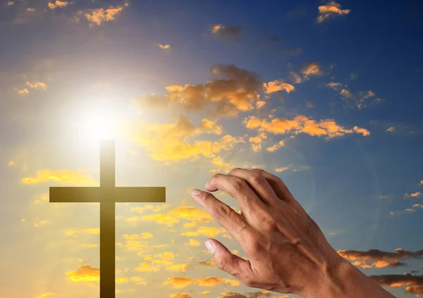 Cruz de silueta en fondo cielo azul — Foto de Stock