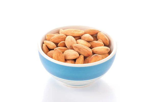 Bol d'amandes isolé sur fond blanc — Photo