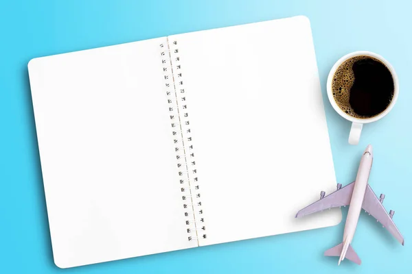 Pohled shora miniaturní bílé letadlo, šálek kávy a notebook — Stock fotografie