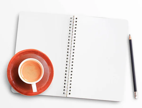 ノートやノートパッド 白いテーブルの背景にコーヒーカップと現代の職場のトップビュー フラットレイアウトデザインコンセプト ノートブックと電源付きオフィスデスクテーブル — ストック写真