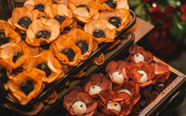 Deliciosas flores doves and bomboms de cafe!.