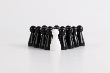 Grup siyah belirteçleri bir beyaz belirteç bekliyoruz