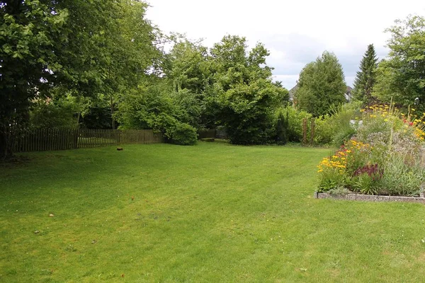 Schöner Grüner Garten Mit Blumen — Stockfoto