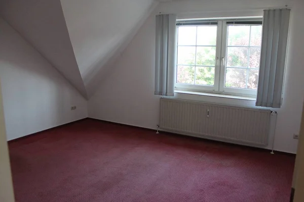 Habitación Vacía Con Una Alfombra Roja Una Ventana —  Fotos de Stock