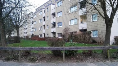 Binanın önünde bir park ile