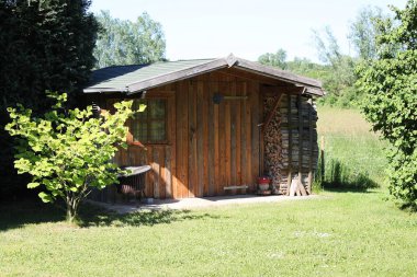 Ahırdaki eski bir evin güzel bir fotoğrafı.