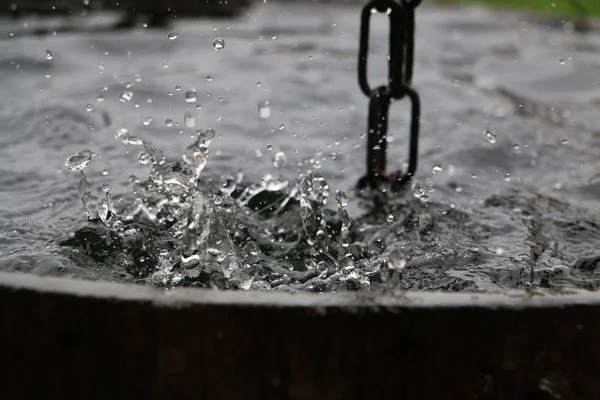 Regen Fällt Einem Holzfass Voller Wasser — Stockfoto