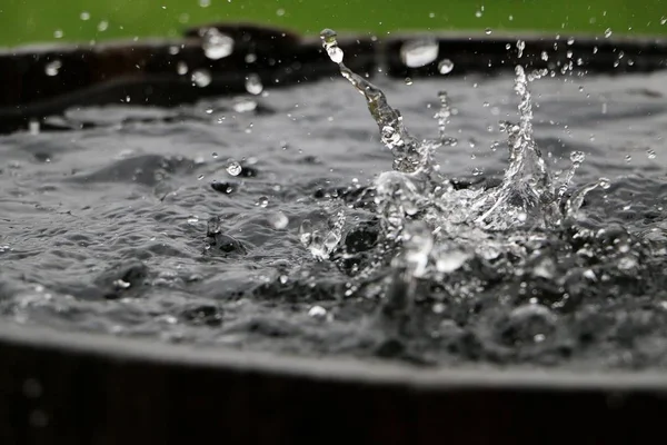 Lluvia Cae Barril Madera Lleno Agua —  Fotos de Stock