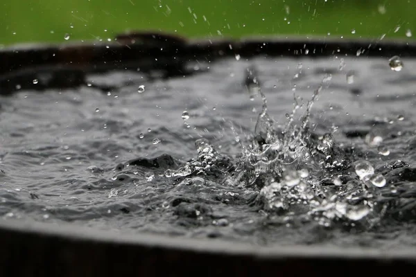 Lluvia Cae Barril Madera Lleno Agua —  Fotos de Stock