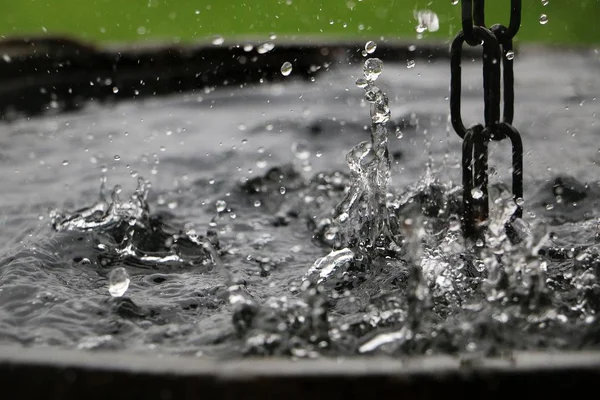 Lluvia Cae Barril Madera Lleno Agua —  Fotos de Stock