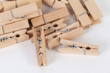  bir yığın stüdyo ahşap clothespins dolu