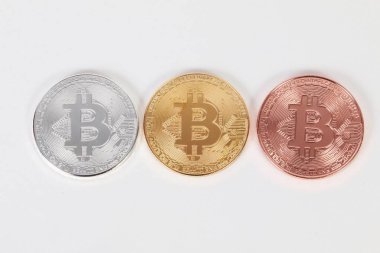 üç farklı renkli bitcoins üst üste stüdyoda yalan söylüyorsun