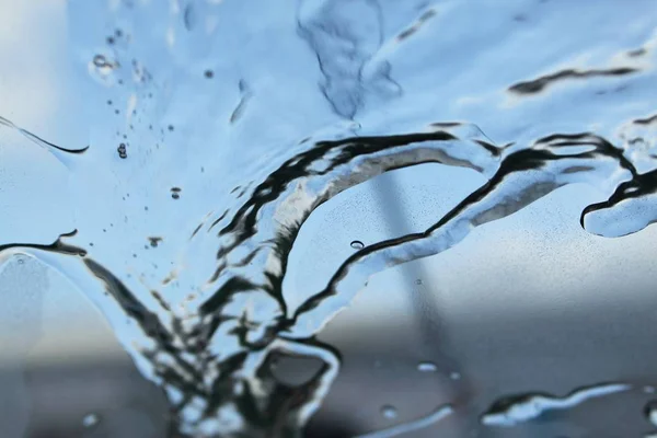 Agua Una Ventana Mientras Lava Coche —  Fotos de Stock