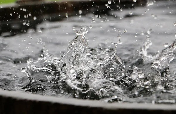 Lluvia Cae Barril Madera Lleno Agua Jardín —  Fotos de Stock