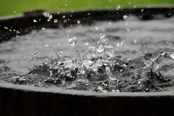 Lluvia Cae Barril Madera Lleno Agua Jardín —  Fotos de Stock