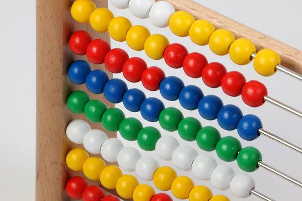 Petite Règle Avec Des Boules Bois Colorées Dans Studio Blanc — Photo