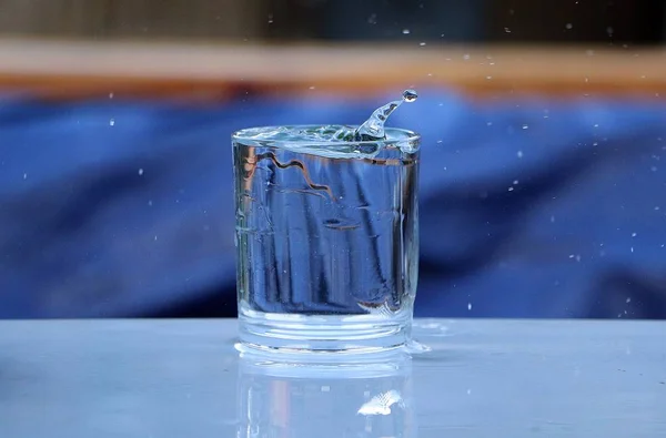 Regentropfen Fallen Ein Glas Wasser Das Garten Auf Dem Tisch — Stockfoto