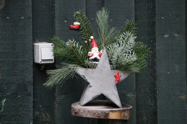 Pequeña Decoración Navidad Puerta Con Una Estrella Madera Llena Abeto — Foto de Stock