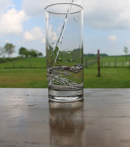 Acqua Dolce Cade Bicchiere Che Trova Tavolo Giardino — Foto Stock