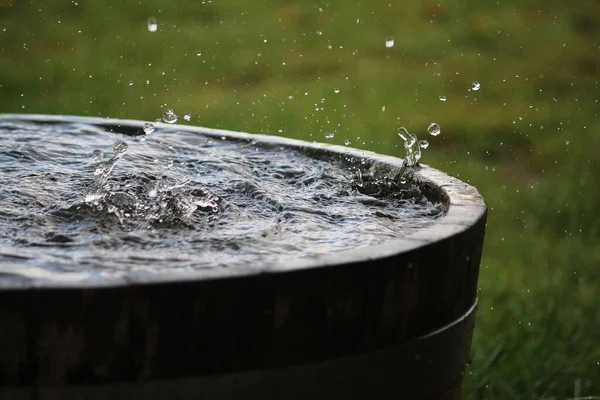 Lluvia Cae Barril Madera Lleno Agua Jardín —  Fotos de Stock